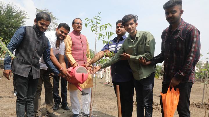 मुख्यमंत्री श्री चौहान ने बाल आयोग पदाधिकारियों और समाजसेवियों के साथ किया पौध-रोपण